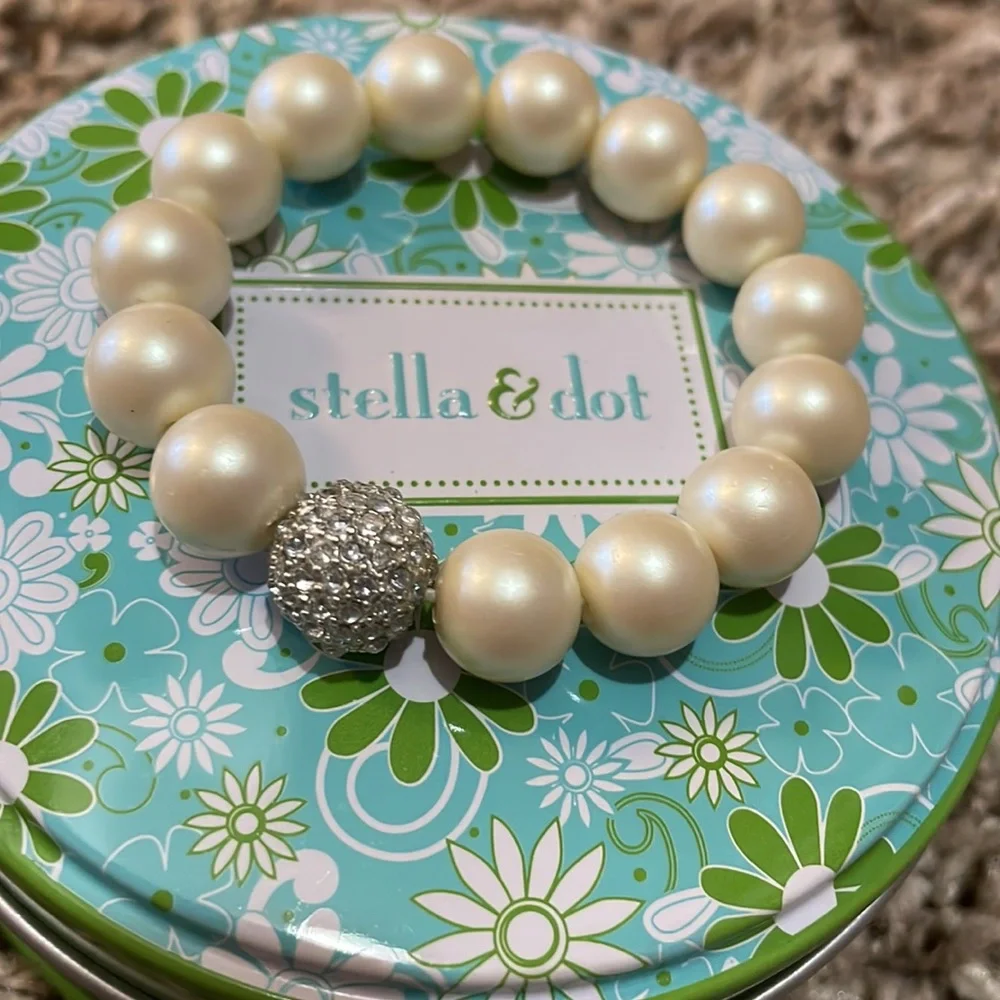 Expandable faux pearl bracelet